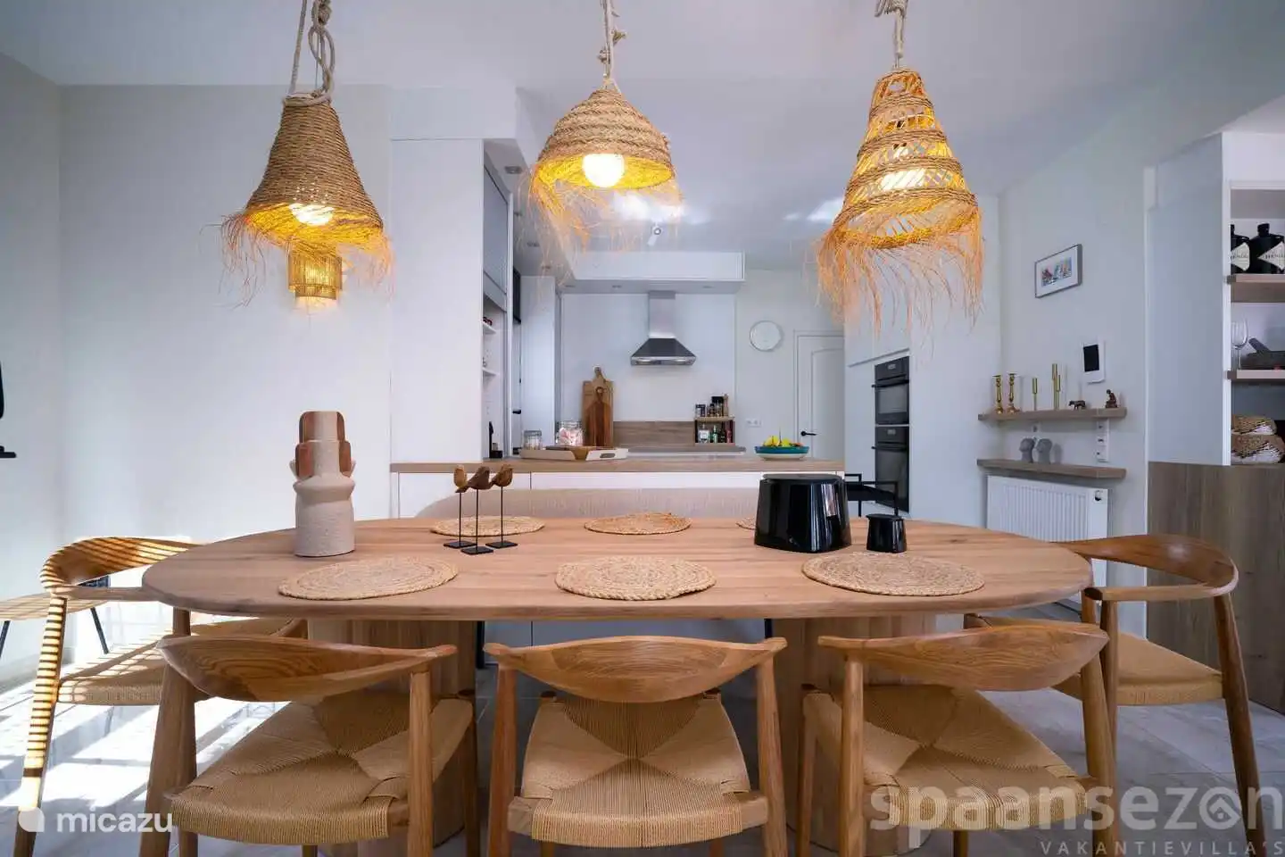 De ontbijttafel van Villa La Serena staat in verbinding met de open keuken