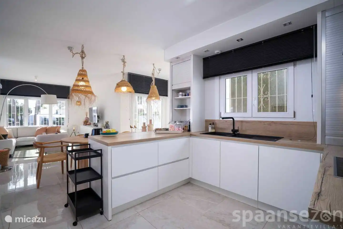 De open keuken van Villa La Serena is compleet ingericht