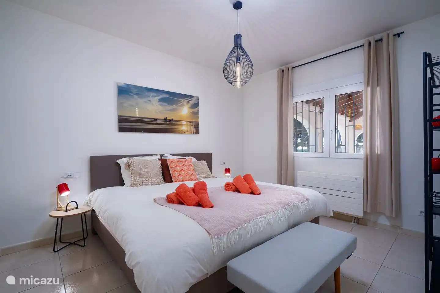 illa La Serena has 4 bedrooms with box-spring beds of 180 x 200 centimeters