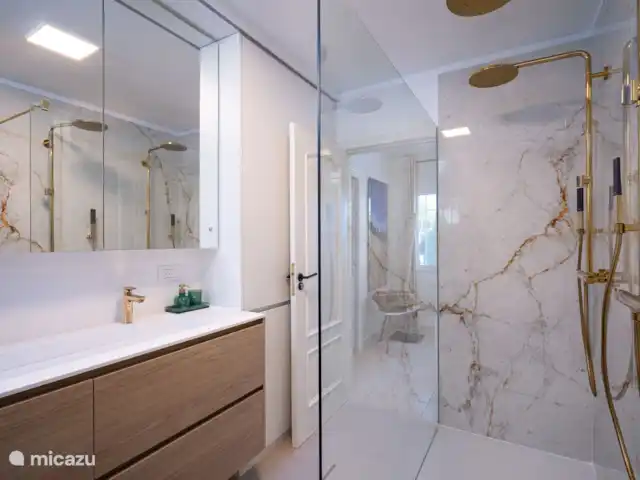 Villa La Serena | Moraire | 8 personnes | Espagne, Costa Blanca, Moraira - villa La Villa La Serena à Moraira dispose de trois salles de bains modernes avec douche à l’italienne, lavabo et toilettes