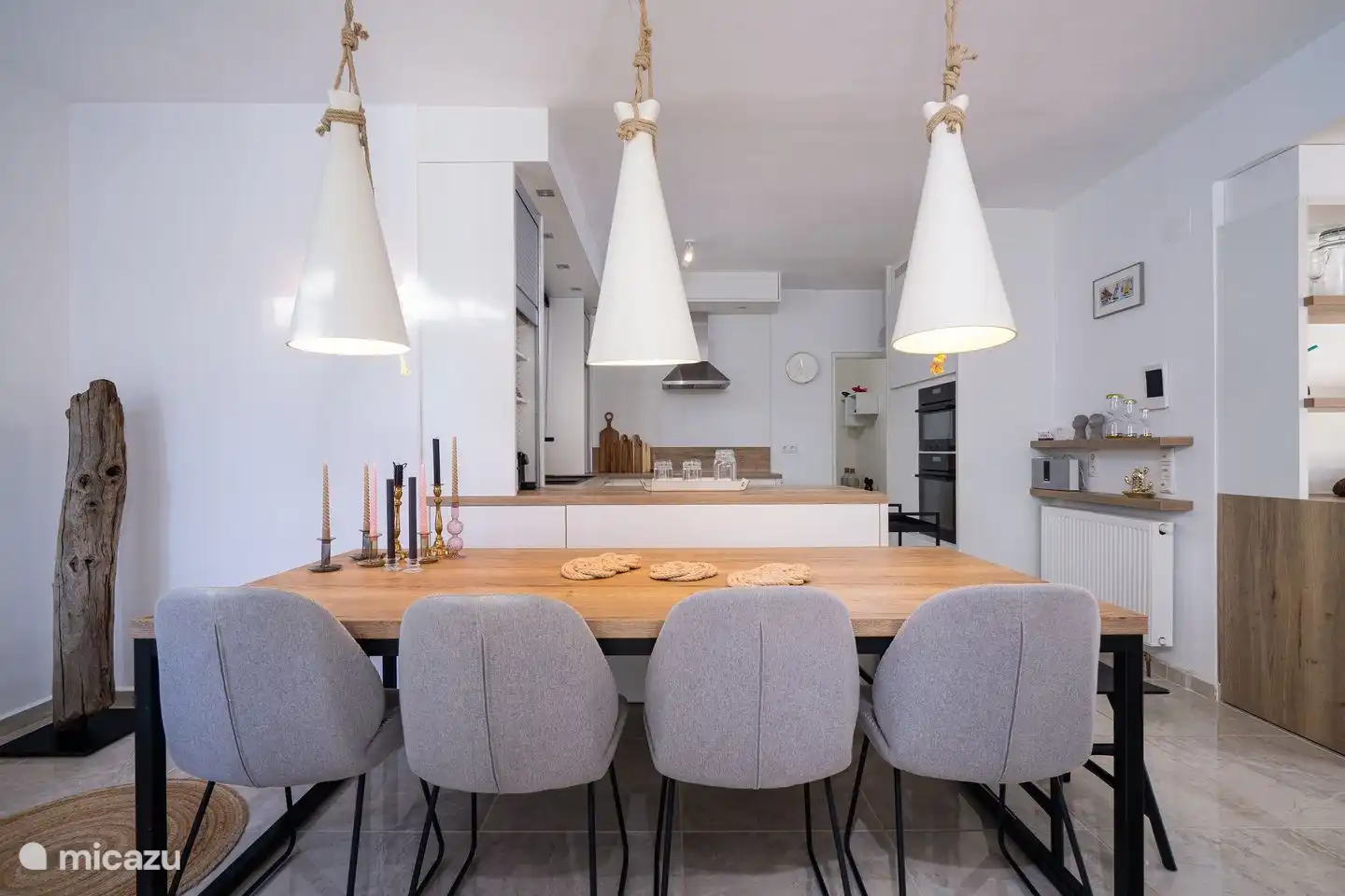 The breakfast table of Villa La Serena is connected to the open kitchen