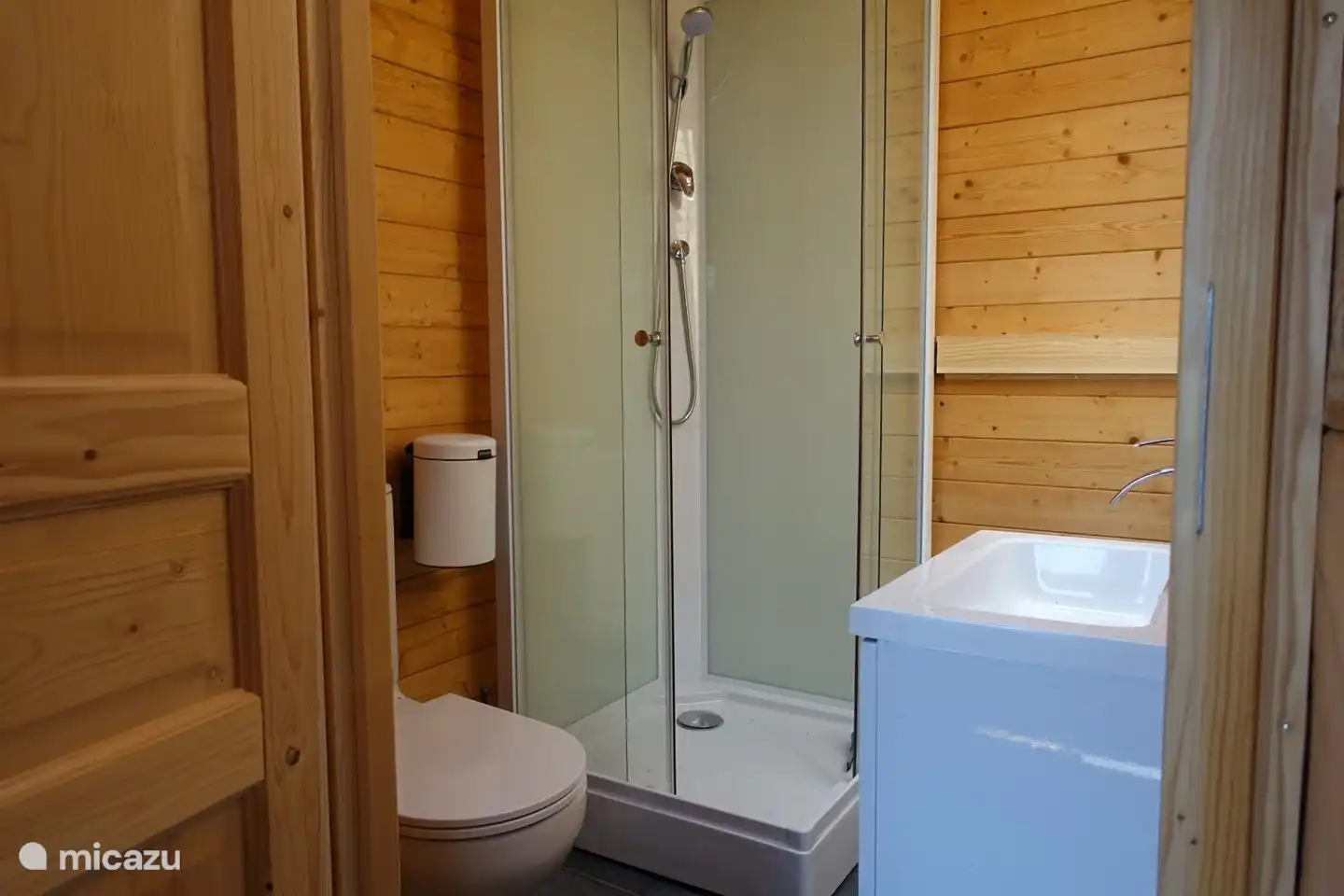 El cuarto de baño con lavabo e inodoro.