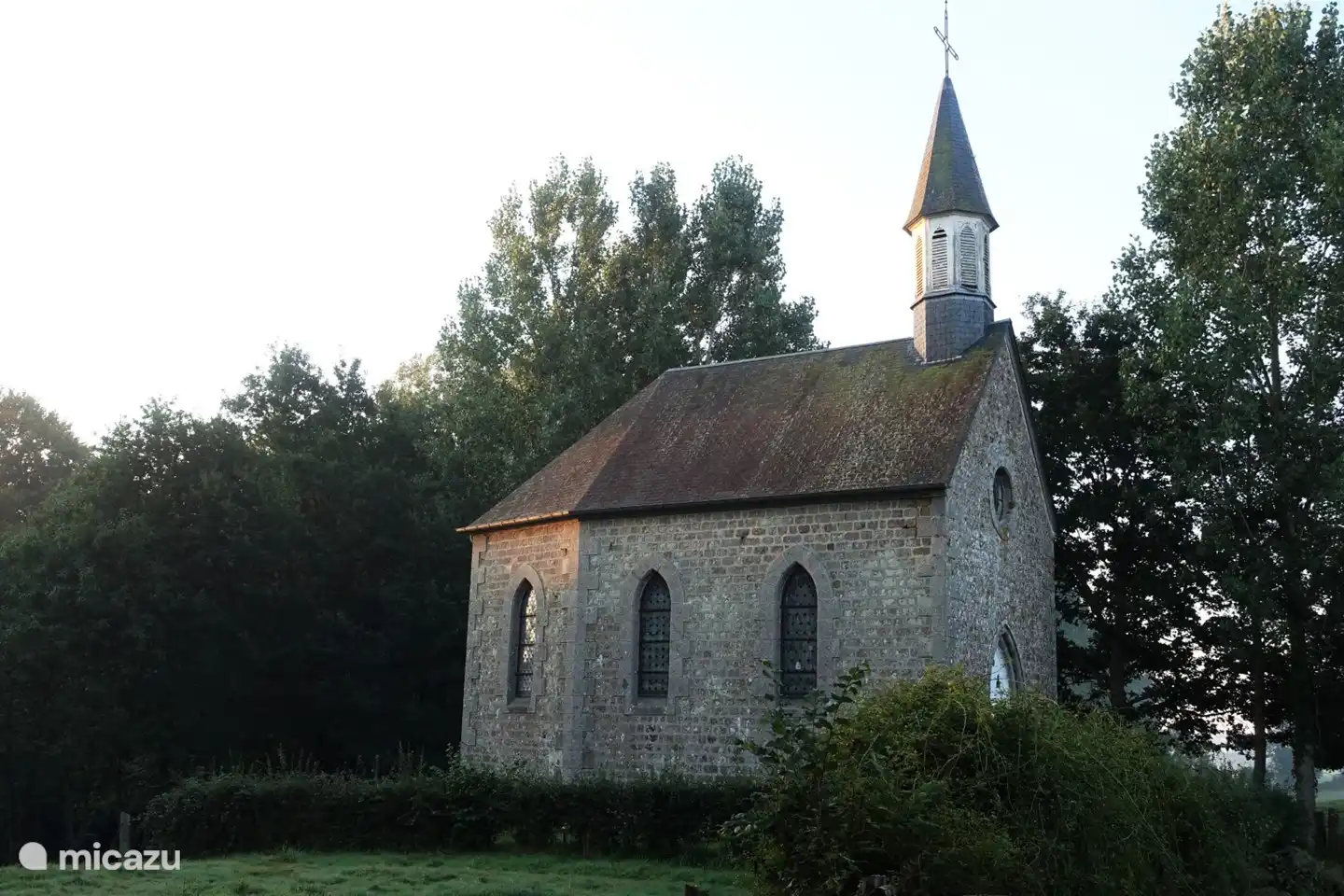 En el borde del sitio se encuentra esta antigua capilla, la Chapelle de l'Air Souvre, una capilla con una historia. Detrás de él una fuente susurrante.