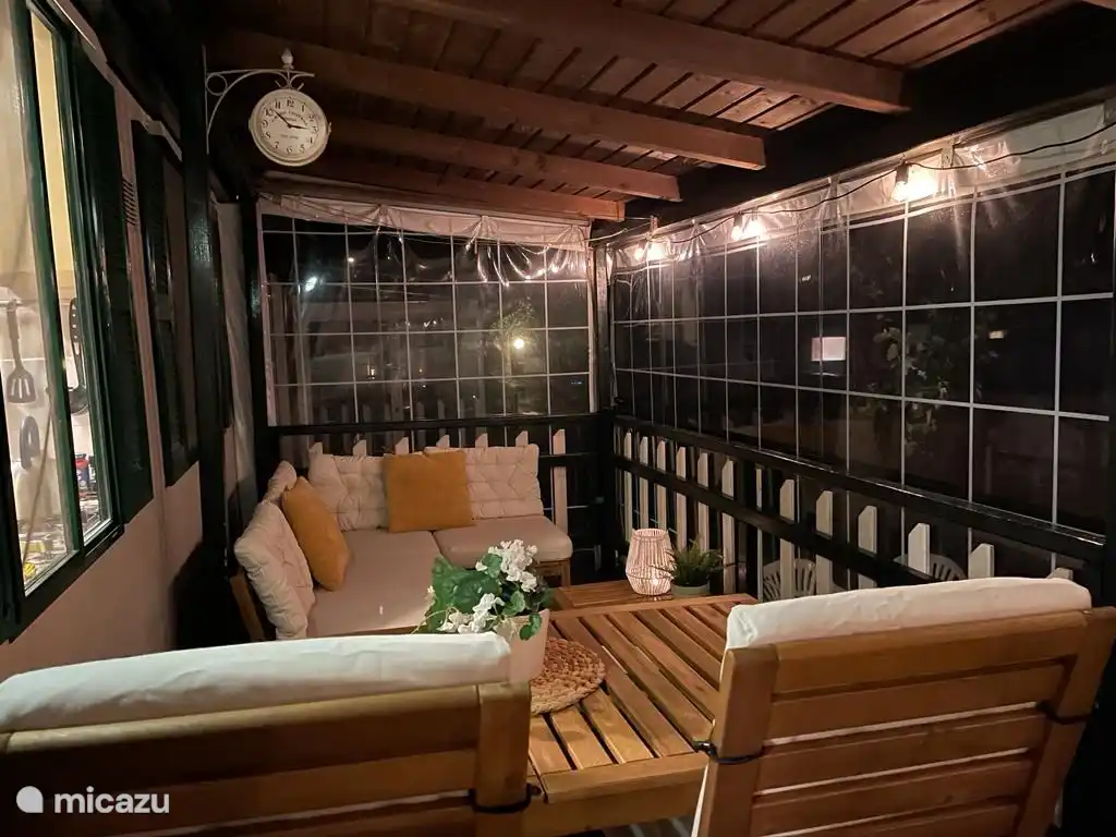 Schöne stimmungsvolle Beleuchtung für die späten Stunden