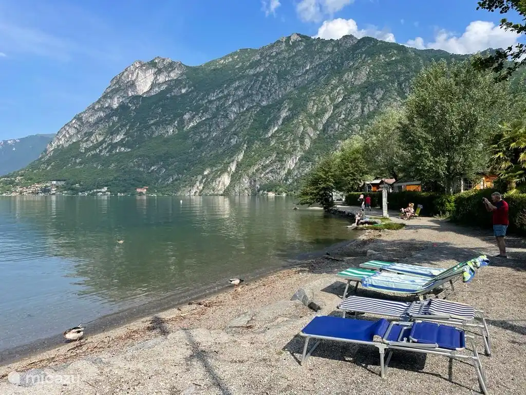 Weitläufiger Strand am wunderschönen Luganersee. Wir halten Strandkörbe und Weingläser aus Kunststoff für Sie bereit. Im Gefrierschrank befindet sich ein aktiver Weinkühler, sodass Sie am Strand einen gekühlten Wein genießen können.