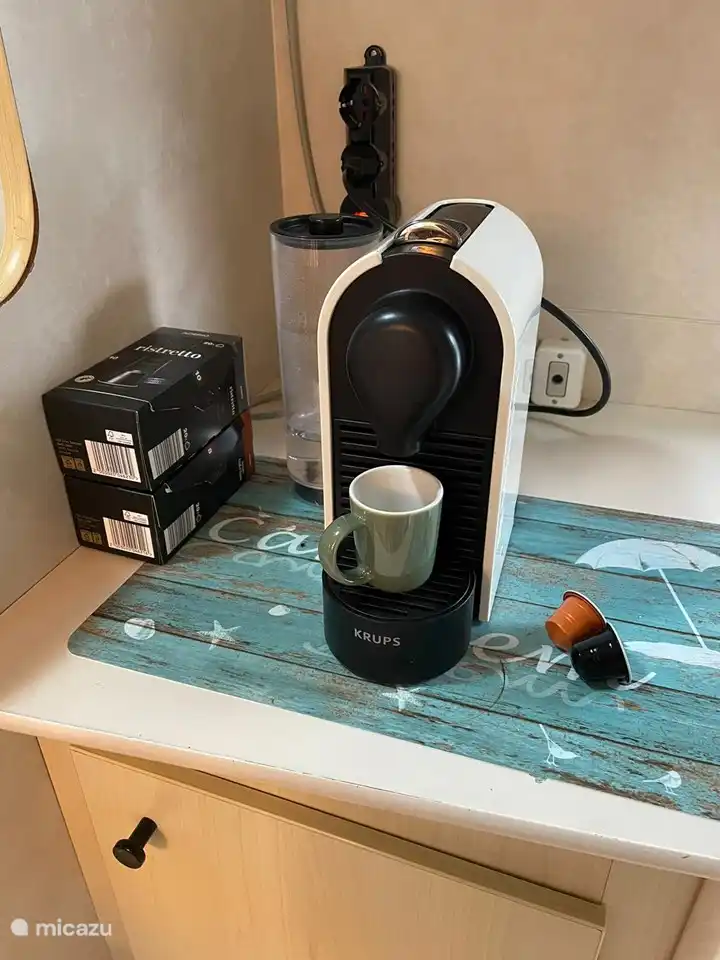 Nespresso-Maschine und Filterkaffeemaschine mit Thermoskanne