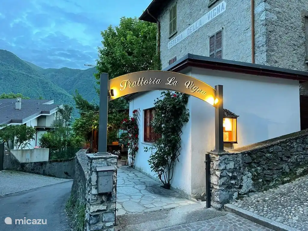 Gemütliches Restaurant Trattoria La Vigna, wo Sie köstliches Essen genießen können.