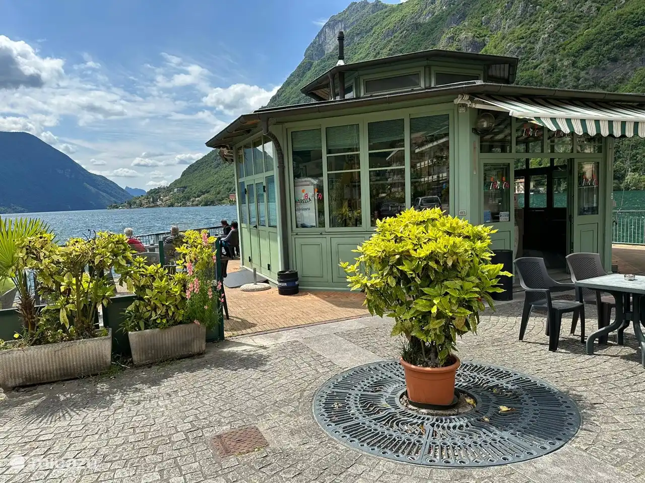 Charmantes Café am See in Porlezza, wo Sie einen Espresso für 1,20 € bekommen.