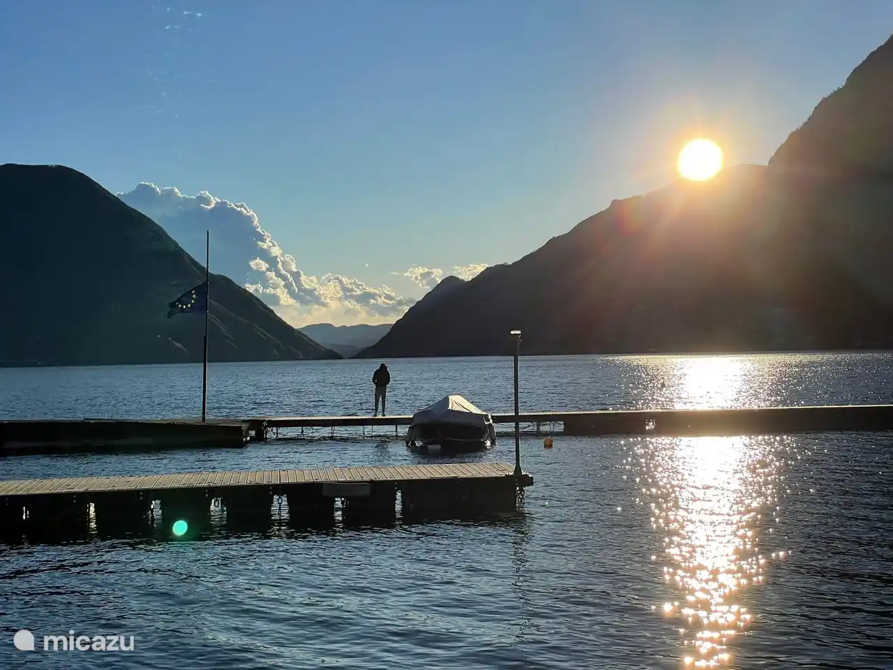 Genießen Sie einen Sonnenuntergang am See