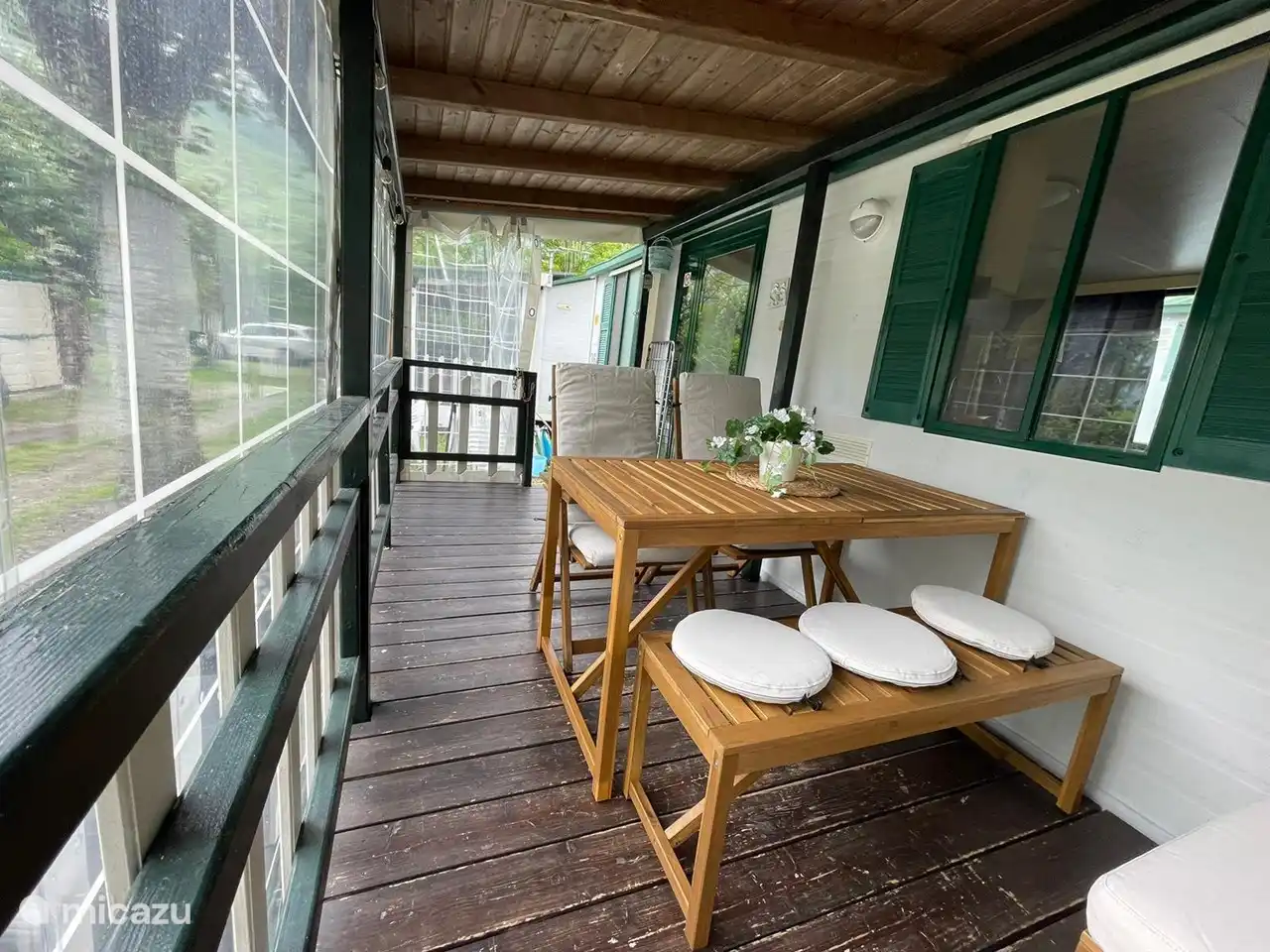 Esstisch auf der überdachten Veranda