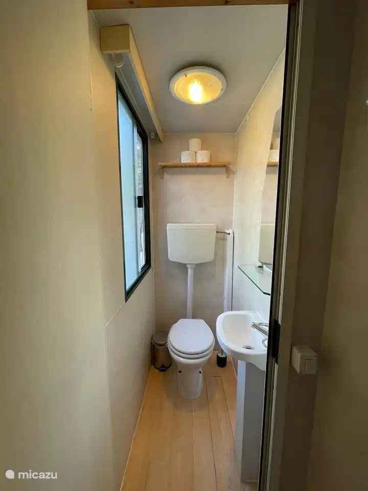 Separate Toilette und Waschbecken