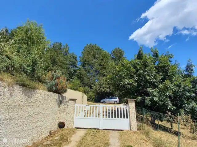 Location de Vacances France, Gard, Ponteils-et-Brésis, maison de vacances - Vacances Cévennes Accès au terrain : Entièrement clôturé avec portail d'entrée.
