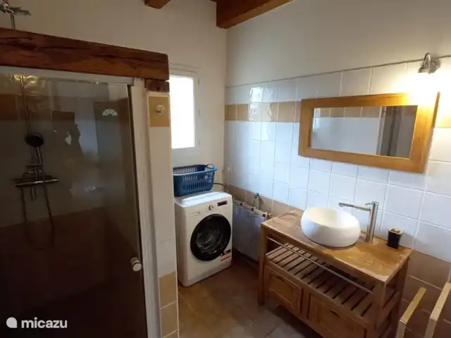 Location de Vacances France, Gard, Ponteils-et-Brésis, maison de vacances - Vacances Cévennes salle de bain avec douche à l'italienne, lavabo et machine à laver