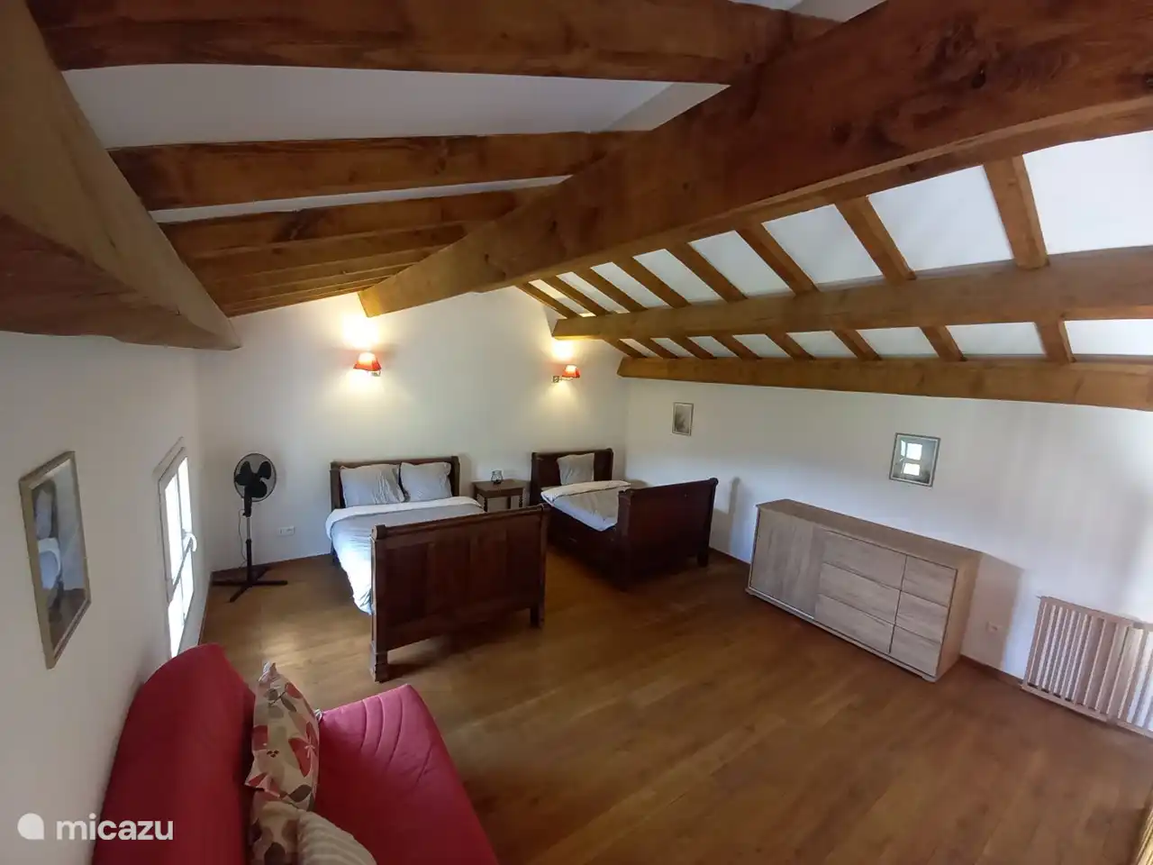 1er piso: Altillo con cama doble (140x190), cama individual/cama queen size (120x190) y sofá cama plegable (140x190) y aparador (para ropa).