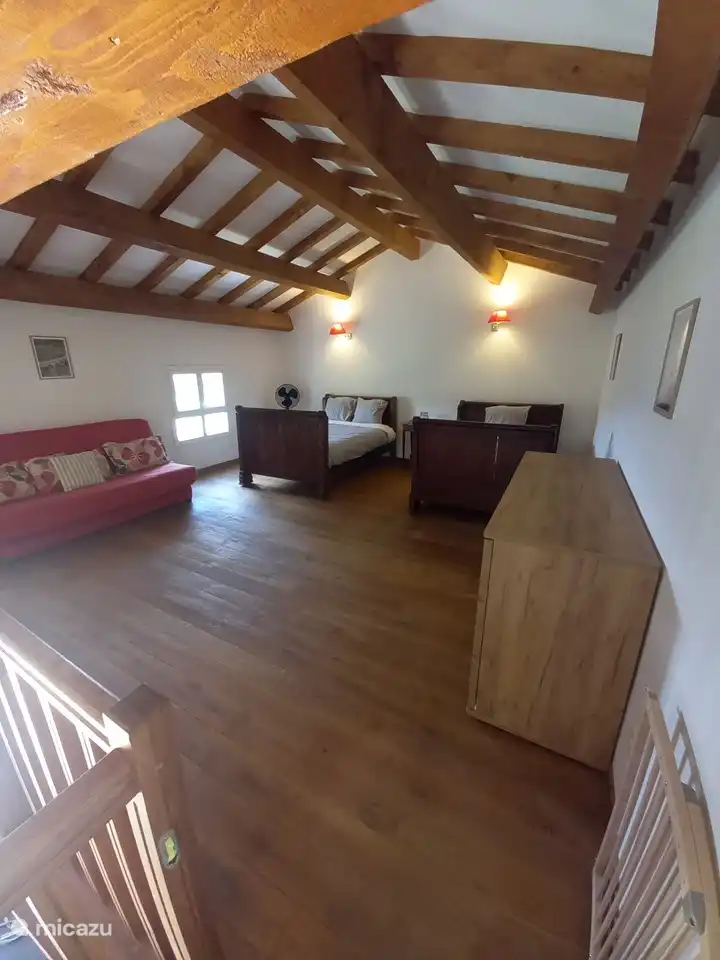 El entrepiso tiene una puerta de escalera para seguridad.