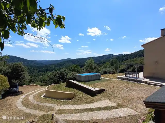 Location de Vacances France, Gard, Ponteils-et-Brésis, maison de vacances - Vacances Cévennes L'emplacement de la maison est orienté au sud (côté soleil) et offre une vue panoramique sur les Cévennes. La propriété est entièrement clôturée avec une allée privée et des places de parking.