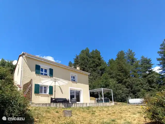 Location de Vacances France, Gard, Ponteils-et-Brésis, maison de vacances - Vacances Cévennes Vue de face de la maison - toutes les fenêtres et portes coulissantes ont des volets verrouillables (pour le refroidissement).