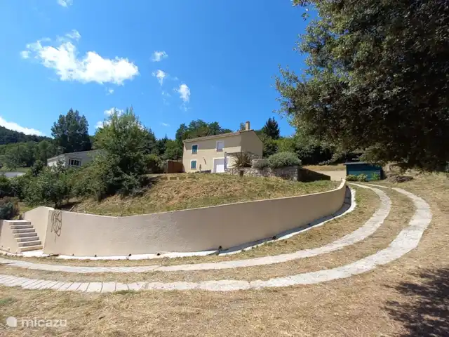 Location de Vacances France, Gard, Ponteils-et-Brésis, maison de vacances - Vacances Cévennes Vue de la maison depuis l'allée privée.