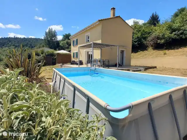 Location de Vacances France, Gard, Ponteils-et-Brésis, maison de vacances - Vacances Cévennes La piscine aménagée (dimensions 4x2x1) est autonome (avec filtre/pompe temporisé). Echelle de piscine avec protection enfant.