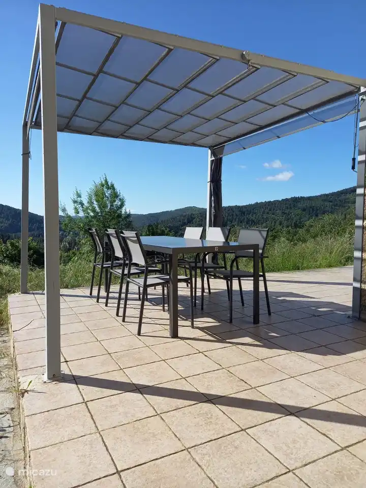 en la terraza hay una mesa de comedor para 6 personas. La mesa de comedor está debajo de un dosel (con listones ajustables) para cualquier tono deseado.