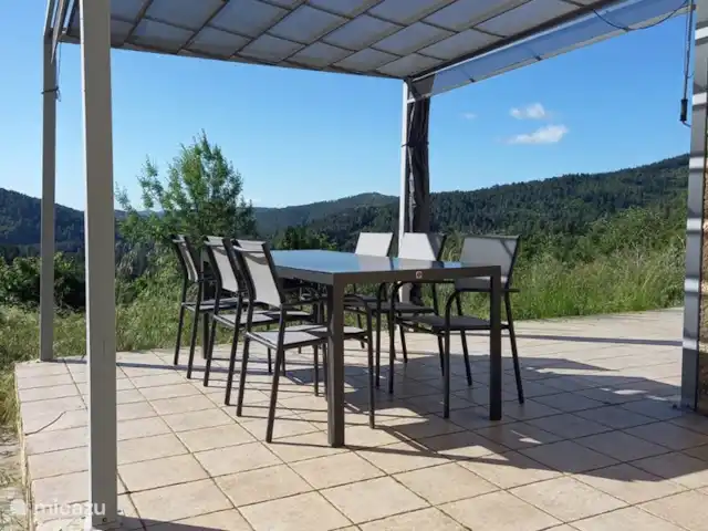 Location de Vacances France, Gard, Ponteils-et-Brésis, maison de vacances - Vacances Cévennes sur la terrasse il y a une table à manger pour 6 personnes. La table à manger est sous un auvent (avec des lattes réglables) pour toute teinte souhaitée.