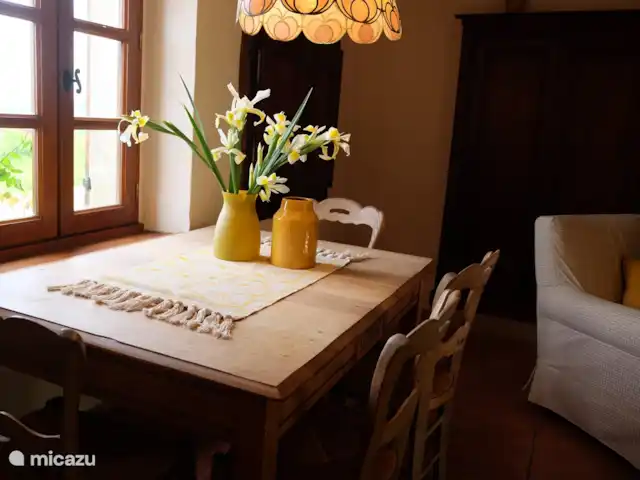 Location de Vacances France, Lot-et-Garonne, Penne d'Agenais, gîte / cottage - Gîte 'Le Pigeonnier' À la table à manger surplombant la basilique des Penne d’Agenais