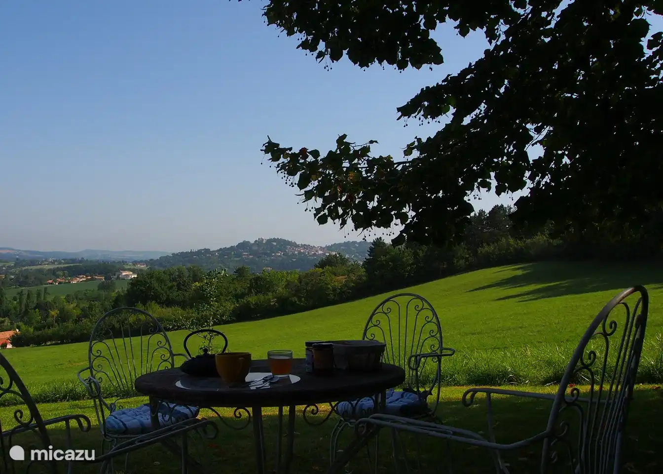 Garden set with a view of the basilica in Penne d&#39;Agenais