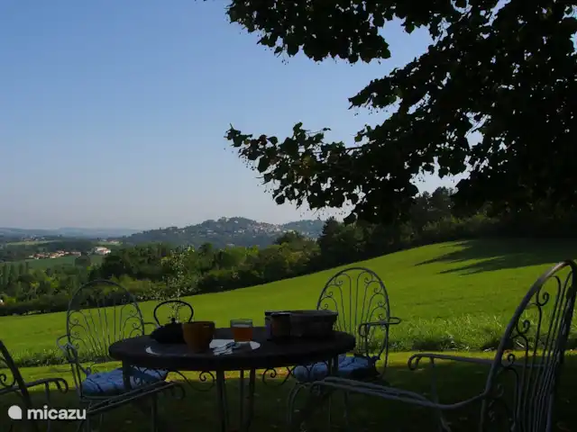 Location de Vacances France, Lot-et-Garonne, Penne d'Agenais, gîte / cottage - Gîte 'Le Pigeonnier' Ensemble de jardin avec vue sur la basilique à Penne d’Agenais