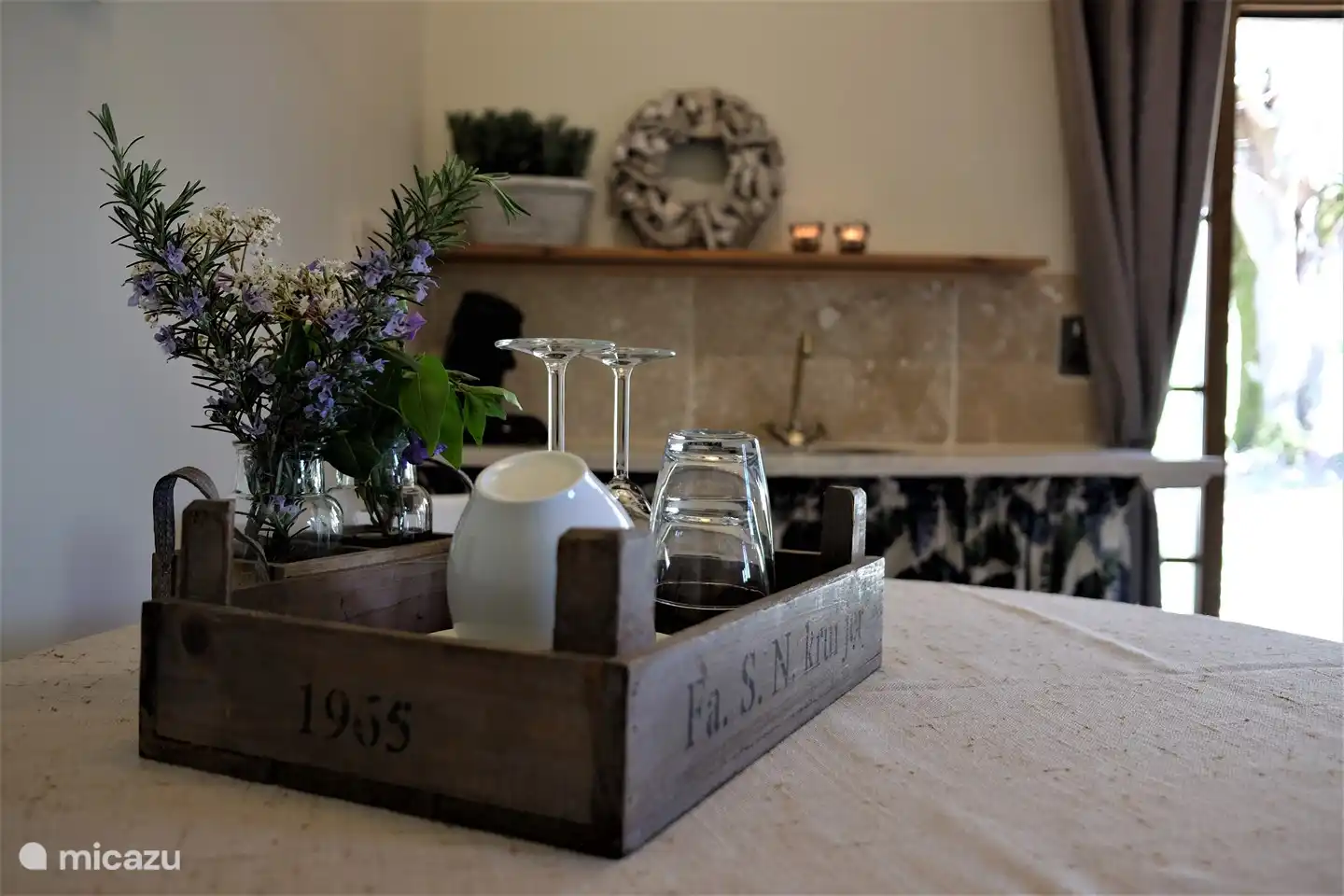 Gläser, Besteck und Teller werden zur Verfügung gestellt