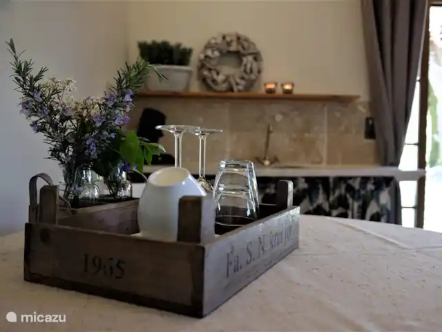 alojamiento y desayuno en Francia, Lot y Garona, Penne d'Agenais – Bed and breakfast studio 'Pruneaux' Vasos, cubiertos y platos proporcionados