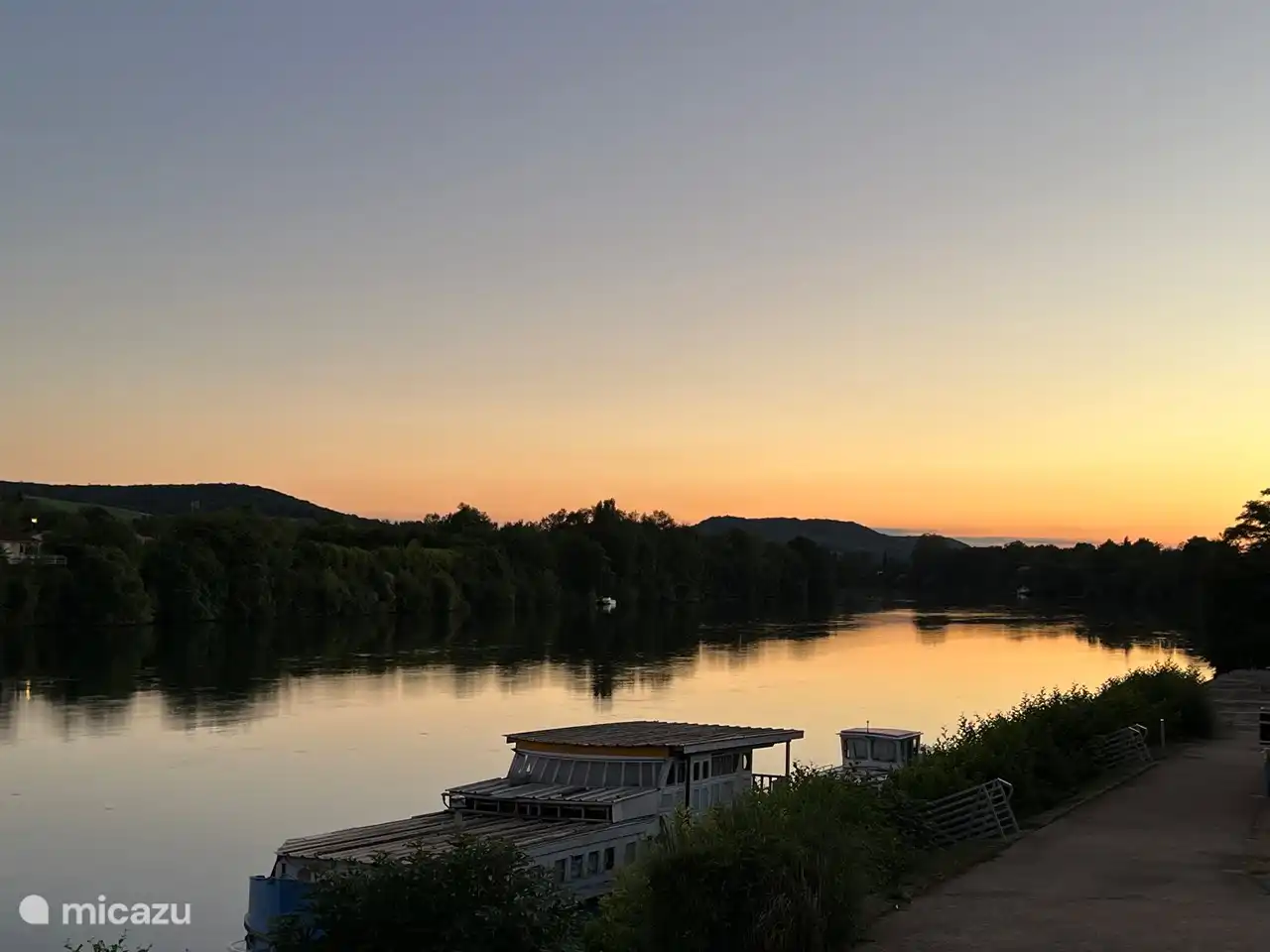 Mieten Sie ein Boot und segeln Sie auf dem Lot...