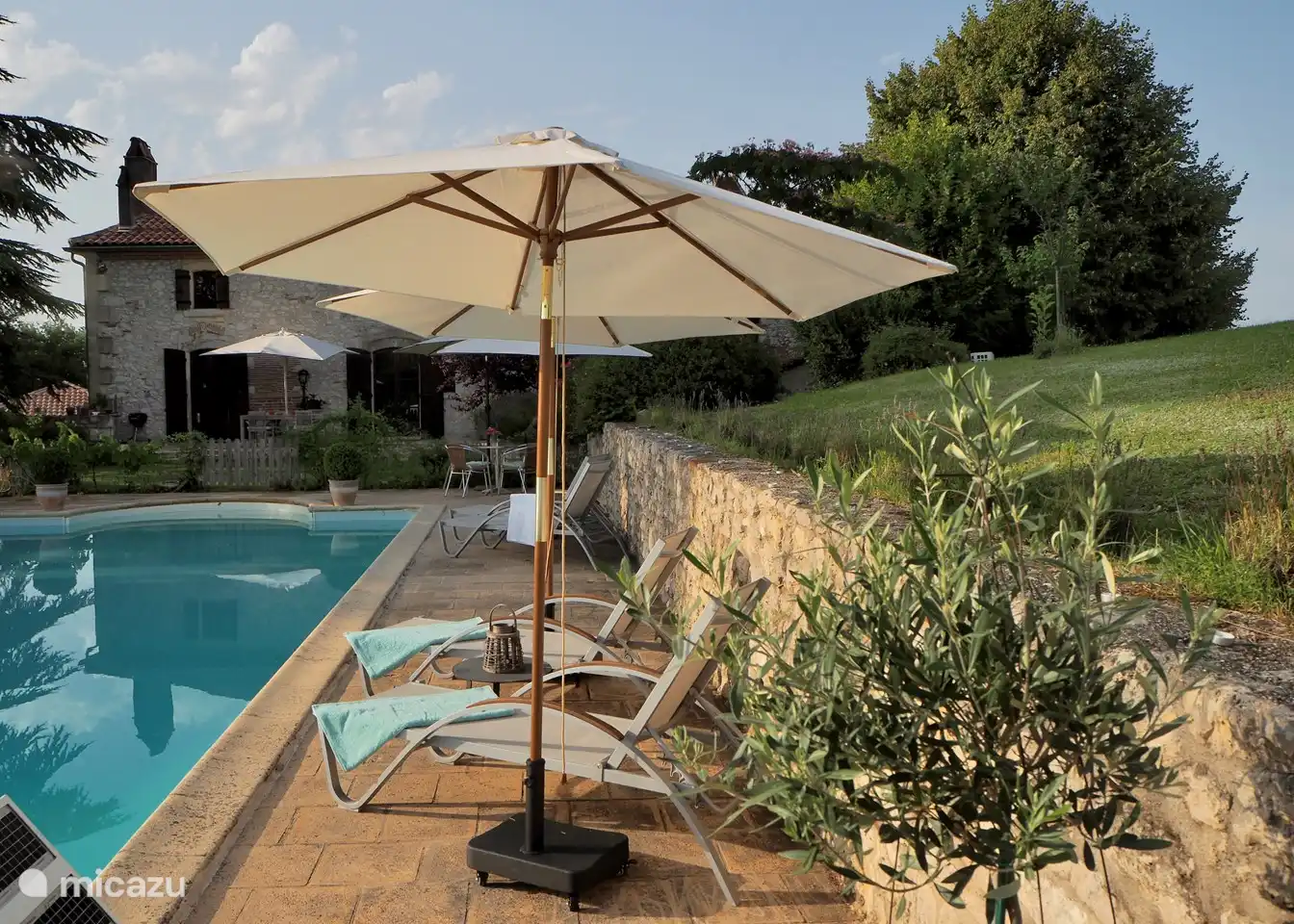 Liegestühle, Sonnenschirme und eine Sitzecke