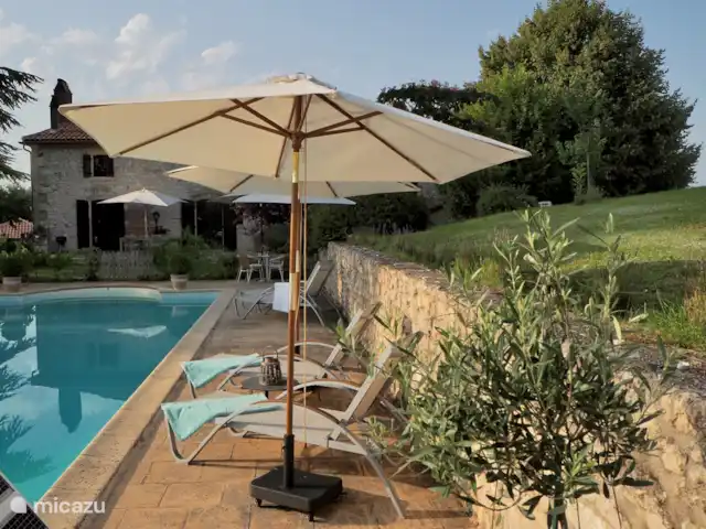 alojamiento y desayuno en Francia, Lot y Garona, Penne d'Agenais – Bed and breakfast studio 'Pruneaux' Tumbonas, sombrillas y zona de estar