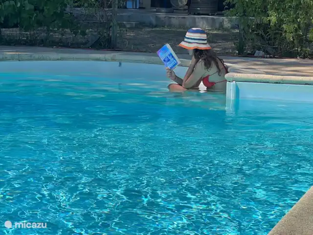 alojamiento y desayuno en Francia, Lot y Garona, Penne d'Agenais – Bed and breakfast studio 'Pruneaux' Relájate con un buen libro...