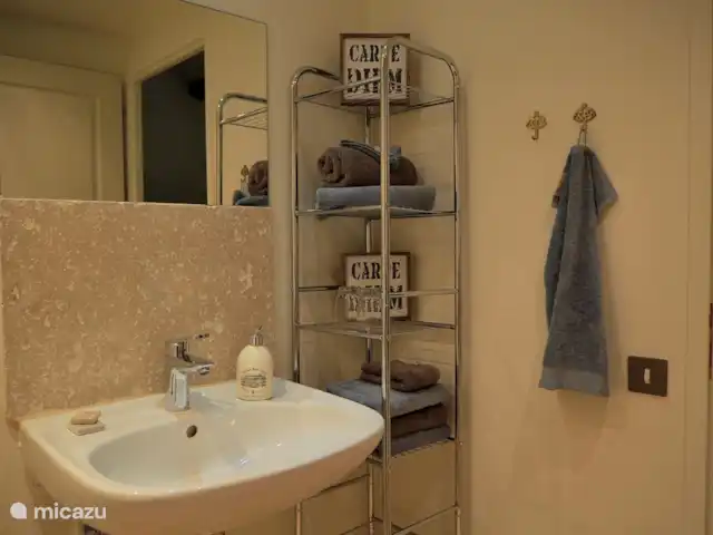 alojamiento y desayuno en Francia, Lot y Garona, Penne d'Agenais – Bed and breakfast studio 'Pruneaux' Lavamanos