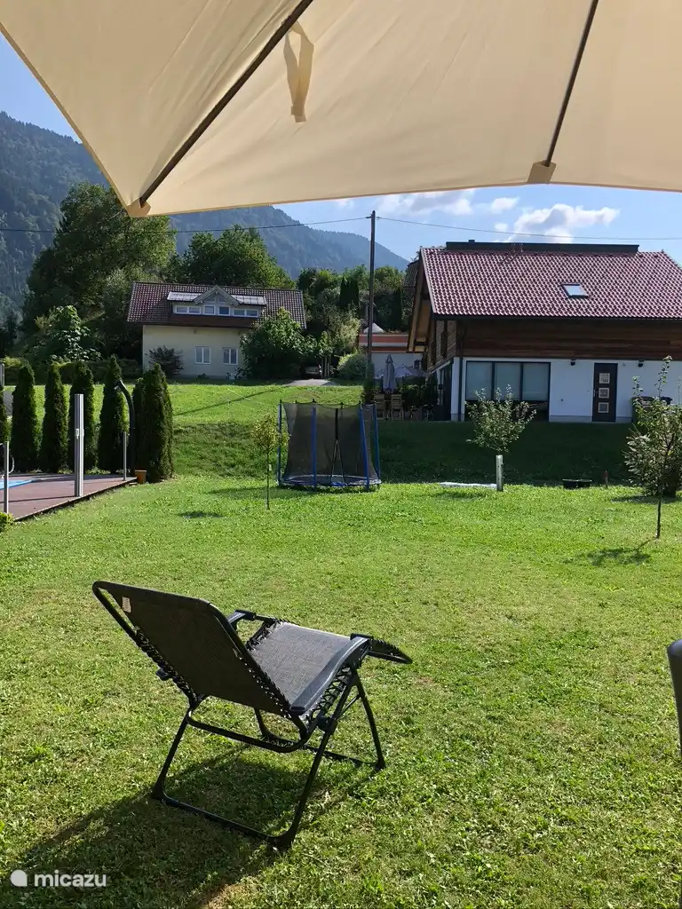 L’arrière-cour ouverte de Seltschach 193. Le jardin passe derrière le trampoline, dans la partie en pente le jardin du voisin commence dans le chalet blanc. 