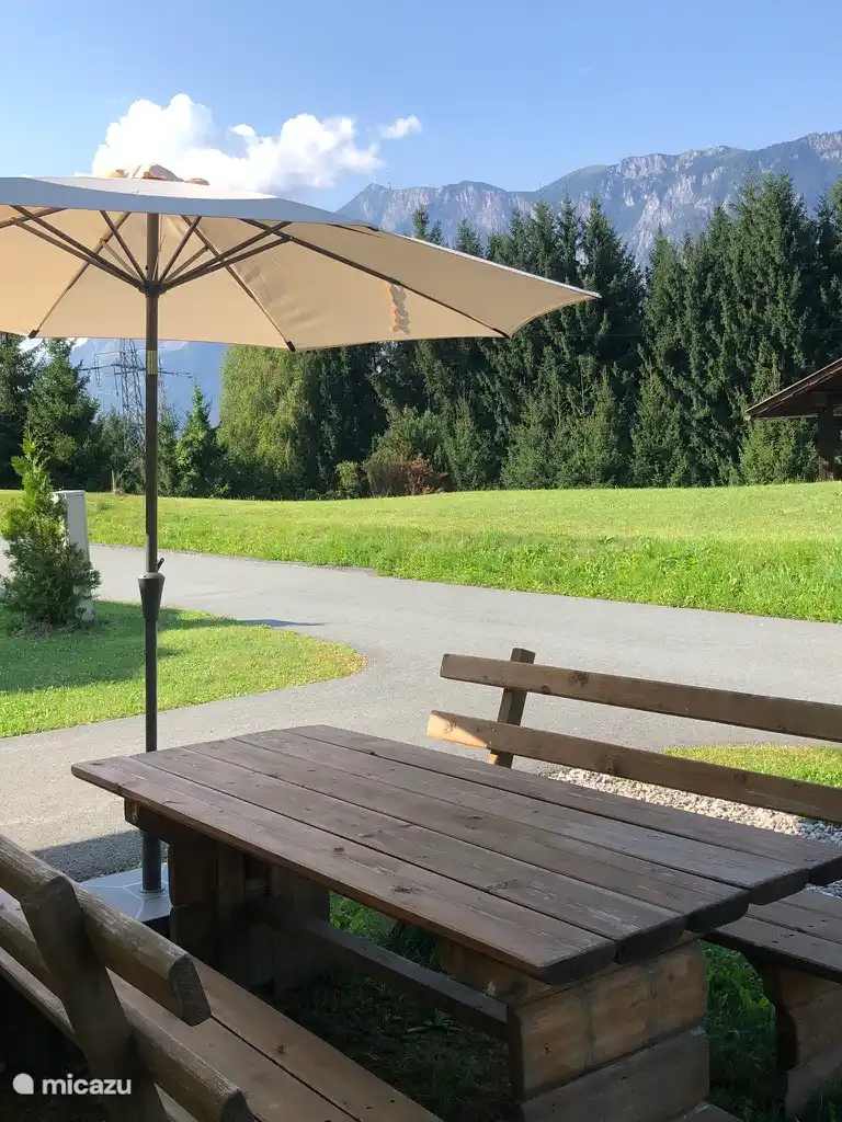 Terrasse avant avec vue sur le Dobratsch, de l’autre côté de la vallée. 
