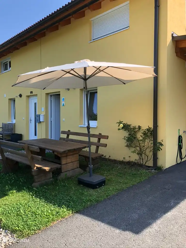 La terrasse en face de la maison. En été, il fait chaud en Carinthie. Ici, vous pouvez vous asseoir à l’ombre. 