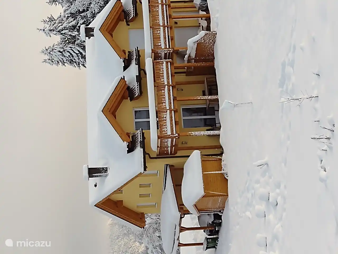 Parce que la maison a été construite en 2020, elle est bien isolée, dispose d’un chauffage au sol et d’un double vitrage. Il y a aussi une plaque à induction. La maison n’a pas de raccordement au gaz. 