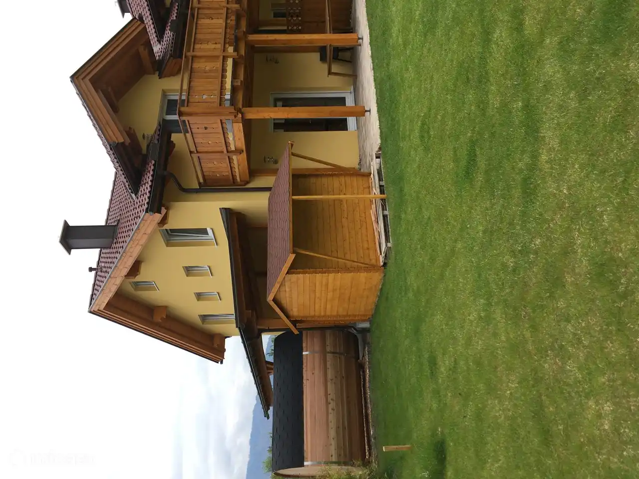 Carinthia Holiday Villa dispose de deux terrasses, d’un hangar et d’un sauna tonneau avec beaucoup d’intimité. 