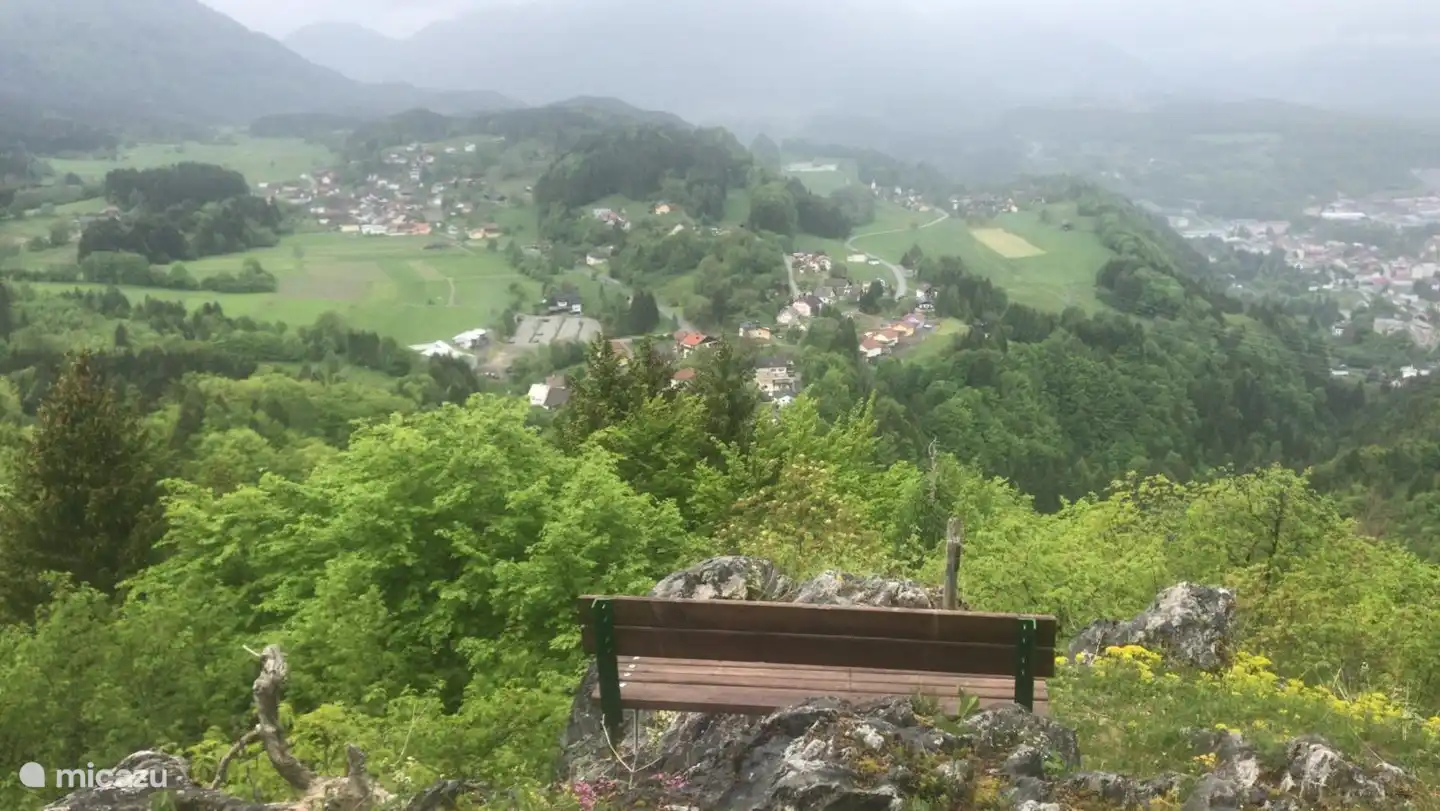 C’est la vue de la montagne à droite de la maison. Si vous connaissez l’endroit, vous pouvez le voir depuis la terrasse du matin. Ici, vous surplombez le Gailtal. Le triangle frontalier est à votre droite et le Dobratasch est à votre gauche.