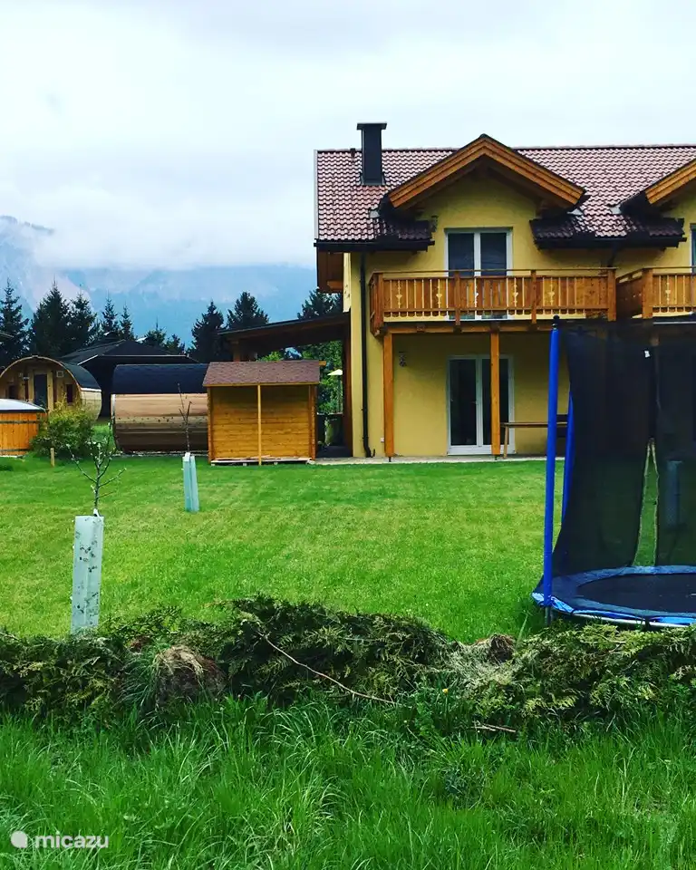 La maison avec le grand jardin ouvert et (maintenant un peu nuageux) une partie de la vue sur le Dobratsch. 