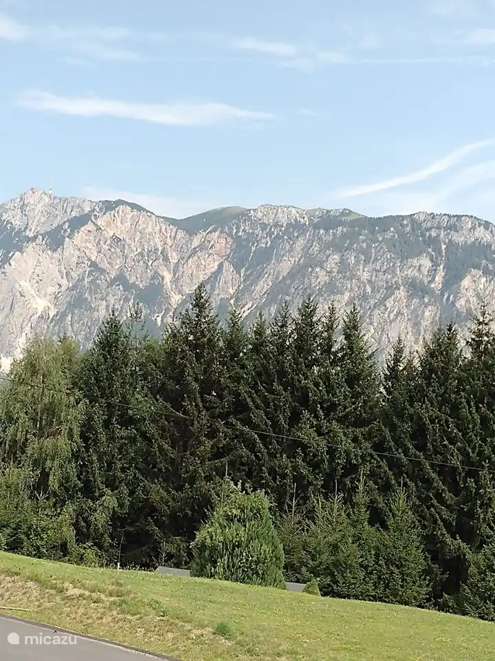 C’est le Dobratsch que vous voyez de face. Dans la vraie vie, bien sûr, beaucoup plus beau. Voici la vue depuis la fenêtre de la cuisine :-)