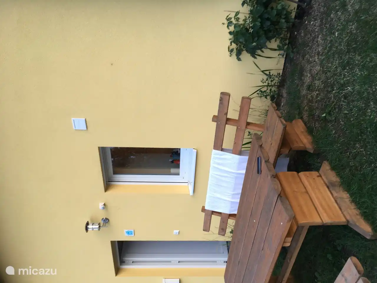 En face de la maison, nous avons l’autre terrasse. Idéal pour boire un verre et discuter quand il fait trop chaud dans le jardin. Ou commencez la journée avec une tasse de café le matin avec la vue magnifique. 