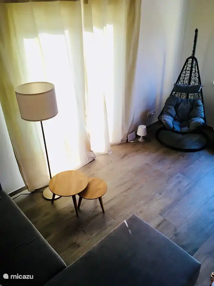 Dans le salon, il y a un joli fauteuil à bascule, l’endroit préféré de nos enfants pour regarder l’iPad. Parce que bien sûr, il y a le Wifi dans la maison. 