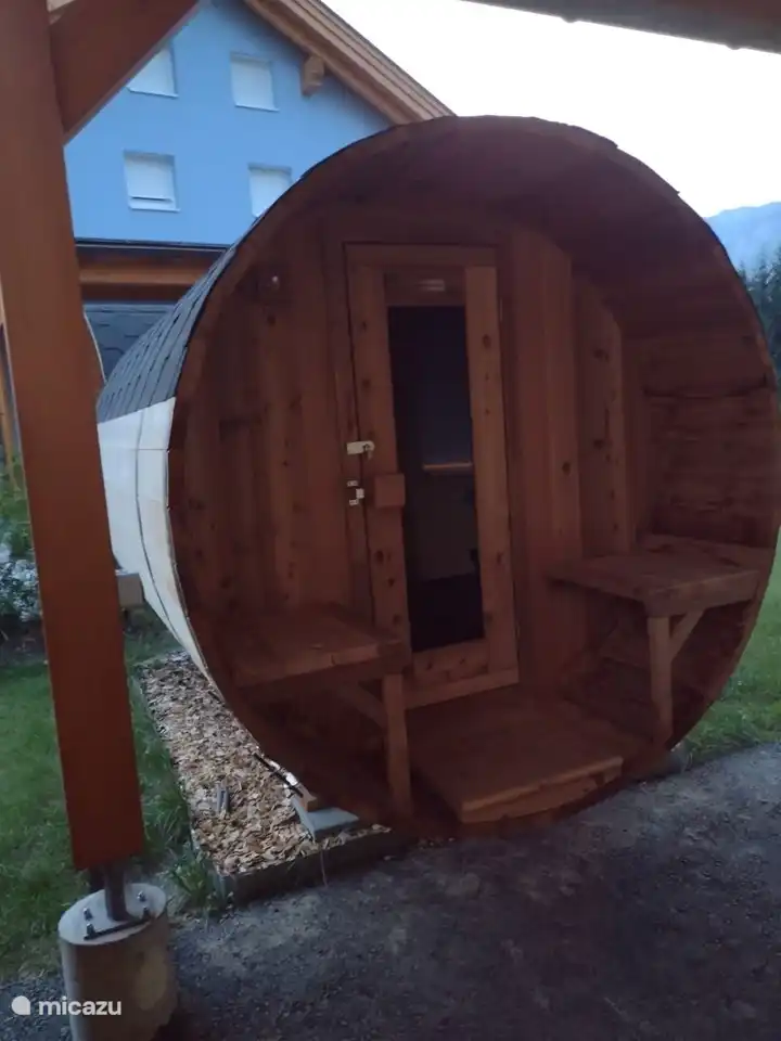 Il s’agit de l’extérieur du sauna tonneau. Nous l’avons placé de manière à ce que vous puissiez rentrer dans la maison sous l’abri d’auto. Qui ose plonger dans la neige entre les deux ? Mais il est aussi merveilleux de faire une partie du sauna au printemps. Le sauna est électrique. 