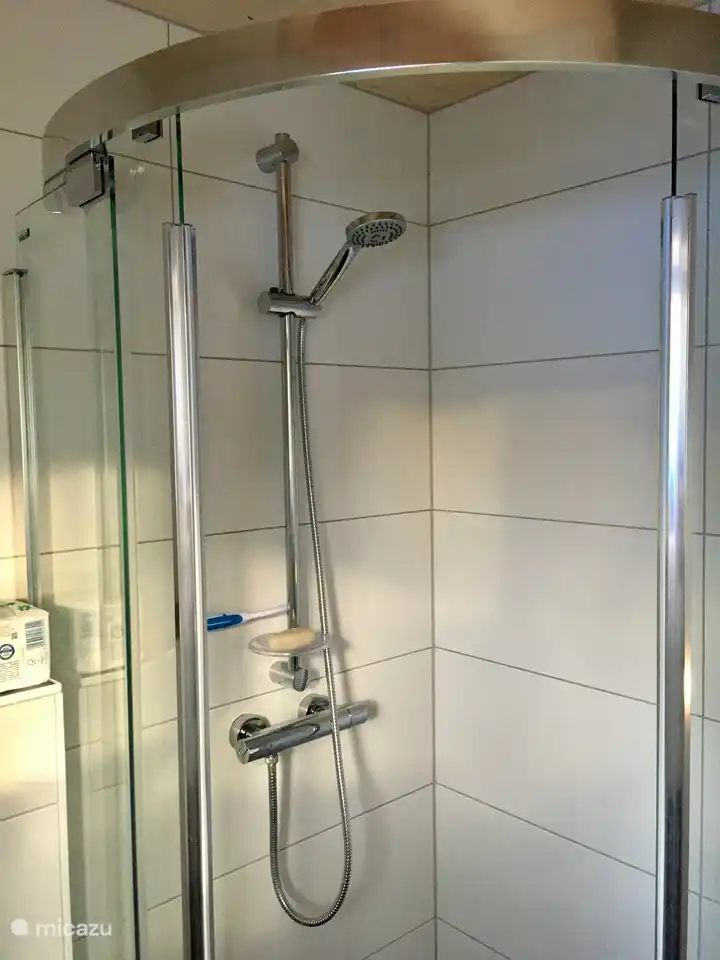 La deuxième salle de bain. Il s’agit d’une salle de bain séparée pour la chambre bleue et la mezzanine. Une belle douche avec pommeau de douche à économie d’eau. 