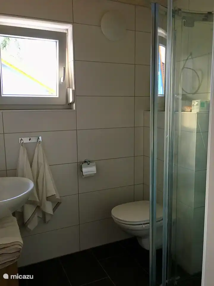 La salle de bain au premier étage. Avec douche, lavabo et toilette sans rebord. En conséquence, vous utilisez beaucoup moins d'eau lors du rinçage.