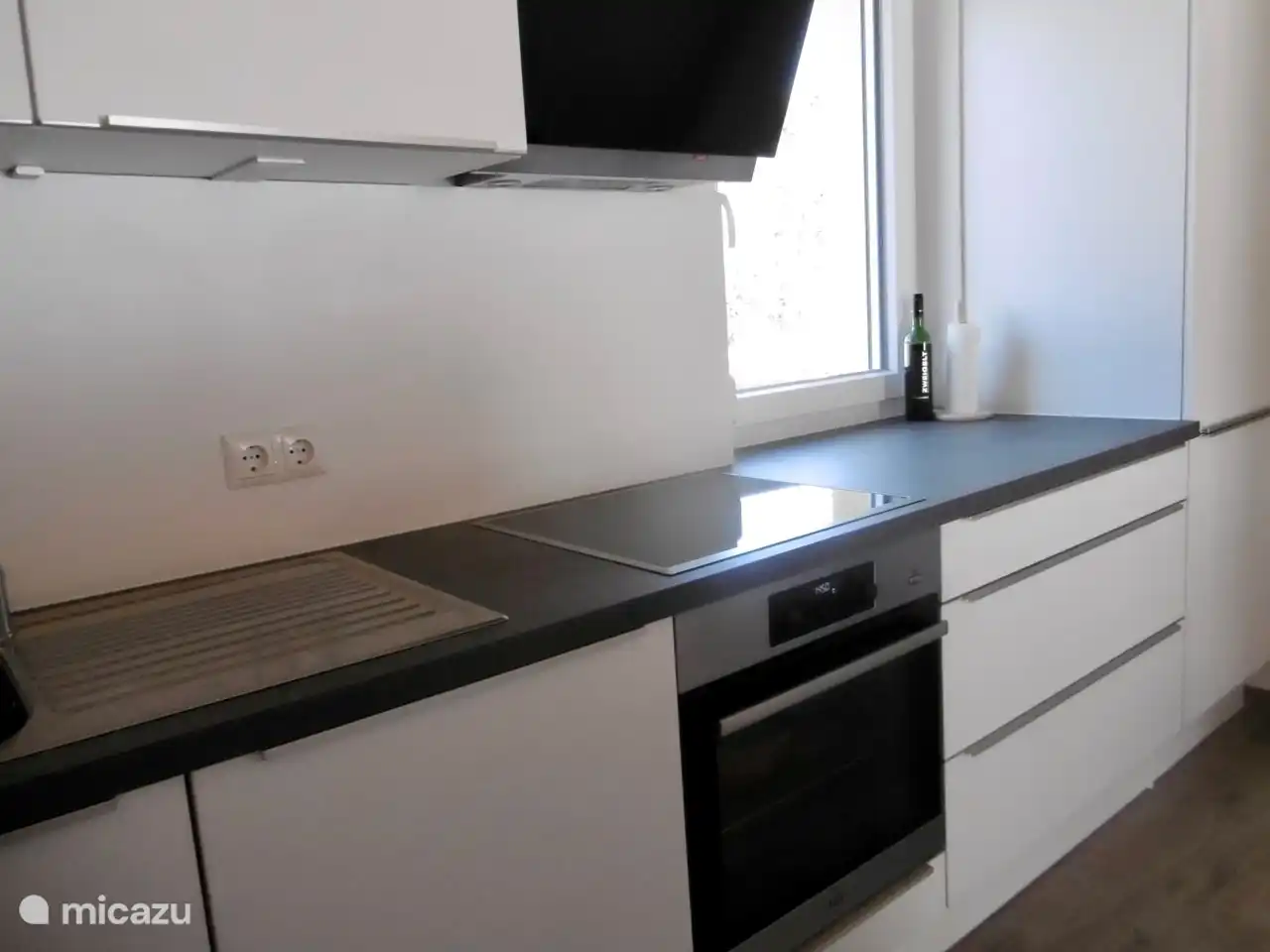 Le grand réfrigérateur est équipé de la partie supérieure refroidissante et de la partie inférieure congélateur. Donc, si vous voulez faire le plein de glaces, de pizzas, de pain et de toutes sortes de choses. Vous disposez de trois tiroirs pour tout congeler. Très pratique à plusieurs. 