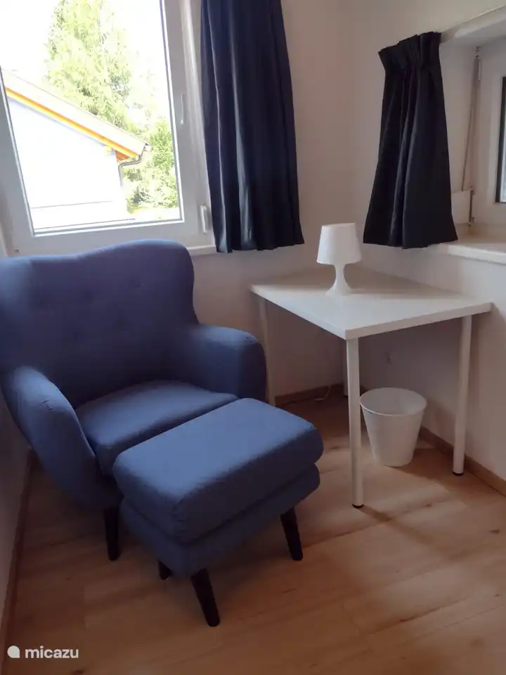 La chambre bleue, cette chambre dispose d'un lit double qui peut également être déconnecté, d'une jolie chaise et d'une table pour travailler si besoin.
